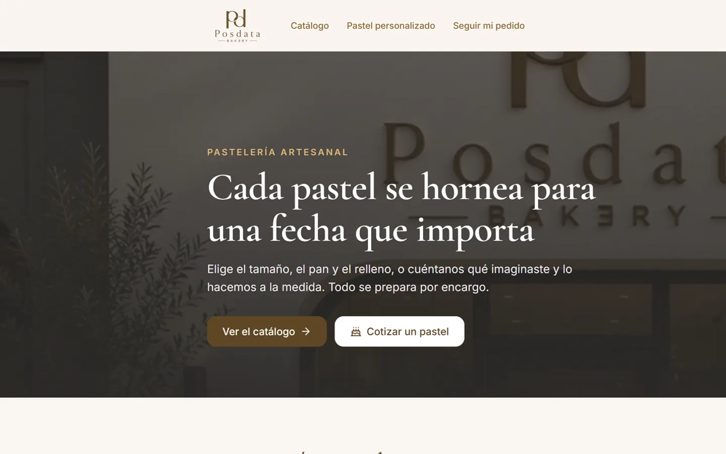 Posdata Bakery storefront homepage with the headline «Cada pastel se hornea para una fecha que importa» and the catalog and quote buttons.